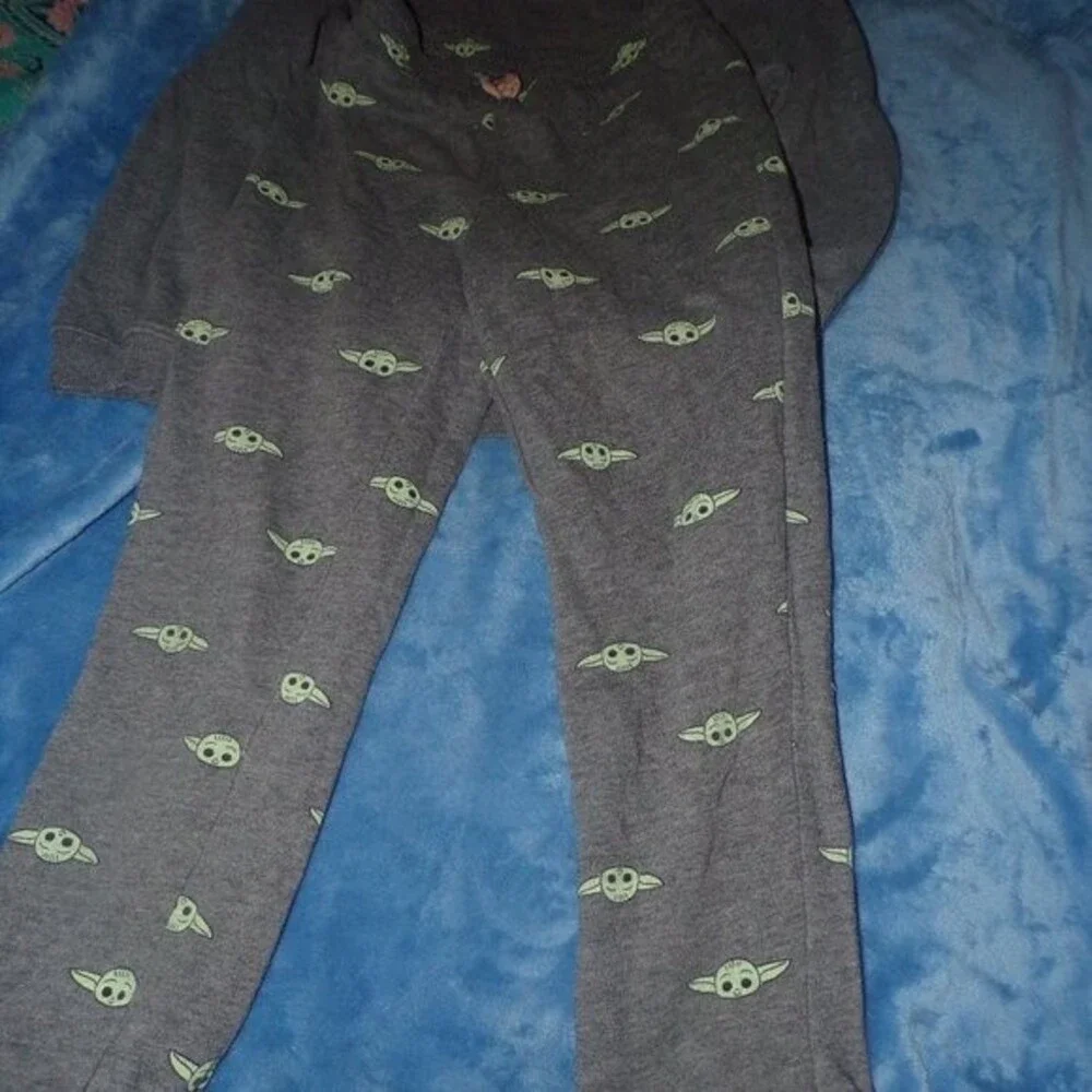 kids size 7/8 Star Wars Baby Yoda sweat suit set